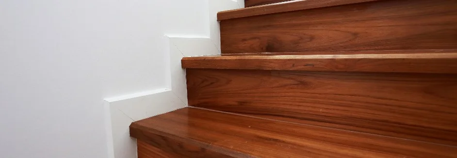 Holztreppe mit weißen Stufenkanten